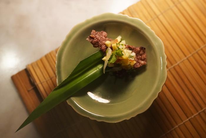 紅茉莉花米，點綴在椰子肉做成的薄脆上