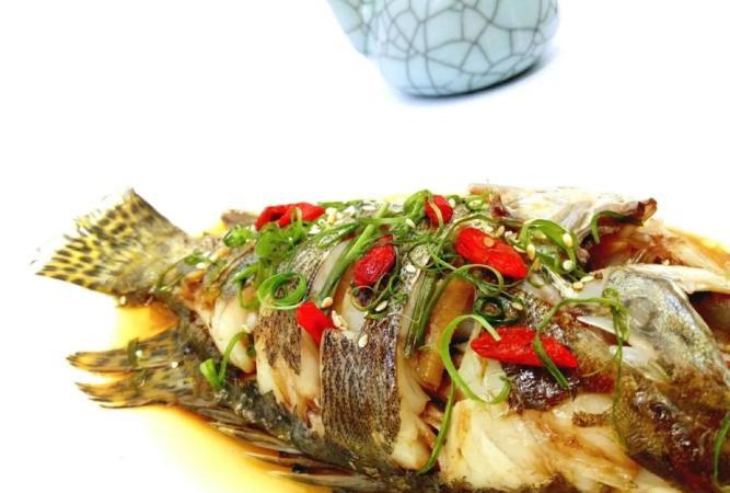 成品清蒸魚擺盤